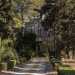 Ecco Villa De Stasi, del XIX secolo, immersa in un grande giardino di alberi sempreverdi e dallaspetto neomedievale, con bifore e merlature sulla facciata